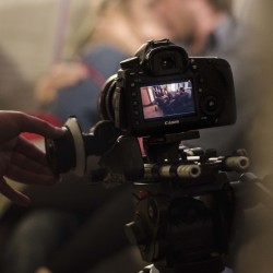 Ein Dreh von InZwischenZeit:Filme, eine Kamera filmt ein Pärchen was auf einem Sofa knutscht