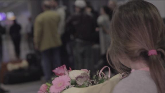 Ein Mädchen mit einem Blumenstrauß; Bild zur Werbekampagne #FRAmoments