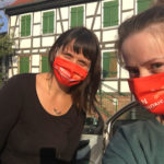 Das Team von InZwischenZeit:Filme mit roten Masken vor einem Fachwerkhaus