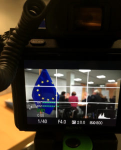 Der Bildschirm einer Sony Alpha Kamera während einer Filmaufnahme, zu sehen ist die europäische Flagge