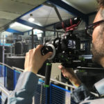 Ein Kameramann filmt mit einer Schulterkamera, EB-Team in Hanau
