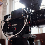 Eine Filmkamera, eine RED auf einem Stativ (InZwischenZeit:Filme aus Frankfurt am Main macht Erklärfilme und Imagefilme)