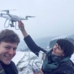 Die Filmemacher Alicia Rost und Marco Dey machen ein Selfie mit einer Kameradrohne, InZwischenZeit:Filme aus Frankfurt bietet beeindruckende Luftaufnahmen in ultra hochauflösendem 4K, Filmproduktionen nach Maß