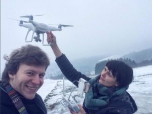 Die Filmemacher Alicia Rost und Marco Dey machen ein Selfie mit einer Kameradrohne, InZwischenZeit:Filme aus Frankfurt bietet beeindruckende Luftaufnahmen in ultra hochauflösendem 4K, Filmproduktionen nach Maß