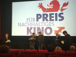 Minister Boris Rhein (hessisches Ministerium für Wissenschaft und Kunst) vergibt den Preis für nachhaltiges Kino im deutschen Filmmuseum