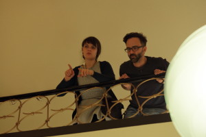 Regiesseurin Alicia-Eva Rost und Kameramann Marc Schnellbach besprechen das Bild, ein Dreh von InZwischenZeit:Filme
