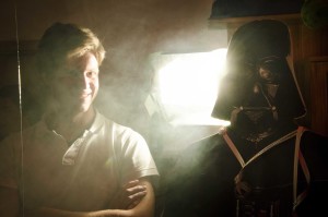 Set-Assistent Marco Dey mit einem Pappaufsteller von Darth Vader, ein Dreh von InZwischenZeit:Filme