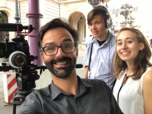 Das Team von InZwischenZeit:Filme macht während eines Drehs an der Frankfurter Oper ein Selfie. InZwischenZeit:Filme produziert kreative Werbefilme für Unternehmen