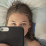 Schauspielerin Hannah Beckmann macht ein Selfie, Still aus dem Kurzfilm Enhance
