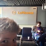 Das Filmteam von InZwischenZeit:Filme macht Pause während eines Drehs am Flughafen Frankfurt vor einem Lufthansa Schild