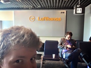 Das Filmteam von InZwischenZeit:Filme macht Pause während eines Drehs am Flughafen Frankfurt vor einem Lufthansa Schild