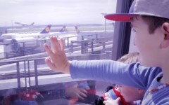 Ein kleiner Junge geniest die Aussicht auf ein Flugzeug. Teil der #framoments Serie