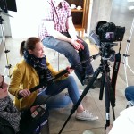 Ein EB-Team filmt mit einer DSLR Kamera ein Interview. InZwischenZeit:Filme ist eine Filmproduktion aus Frankfurt am Main