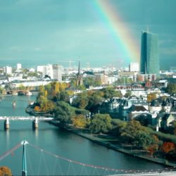 Eine Luftaufnahme der Frankfurter Innenstadt bei der ein Regenbogen am Himmel steht. Ein Dreh von InZwischenZeit:Filme