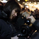 Alicia-Eva Rost kontrolliert die Einstellungen einer Kamera, ein Dreh von InZwischenZeit:Filme