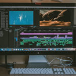 Ein Mac Computer mit einem Schnittprogramm. InZwischenZeit Filme aus Frankfurt bietet DCP Wandlungen so kommt der Spot ins Kino