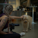 Making-Of Kamera Frau Anne Haas streichelt Hund Samba, ein Dreh von InZwischenZeit