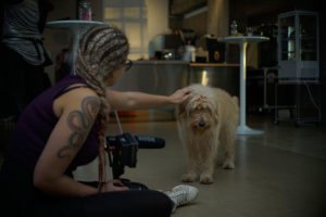 Making-Of Kamera Frau Anne Haas streichelt Hund Samba, ein Dreh von InZwischenZeit